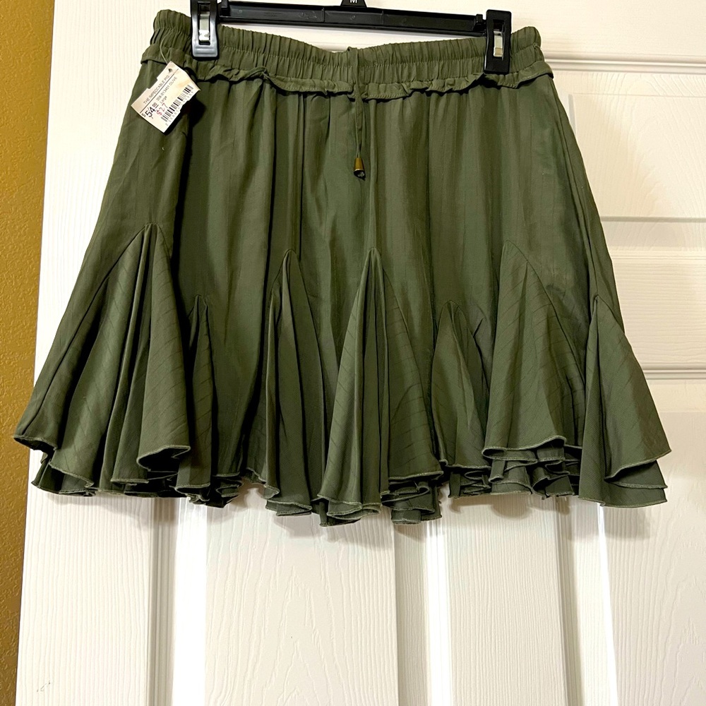 The Impeccable pig olive green skirt with shorts underneath elastic waist large